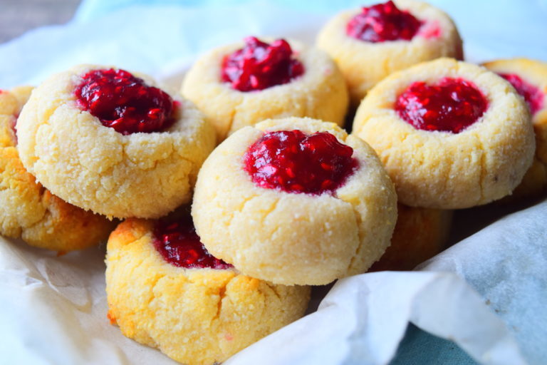 Raspberry & Coconut Thumbprint Cookies de MyNutriCounter - Recipefy