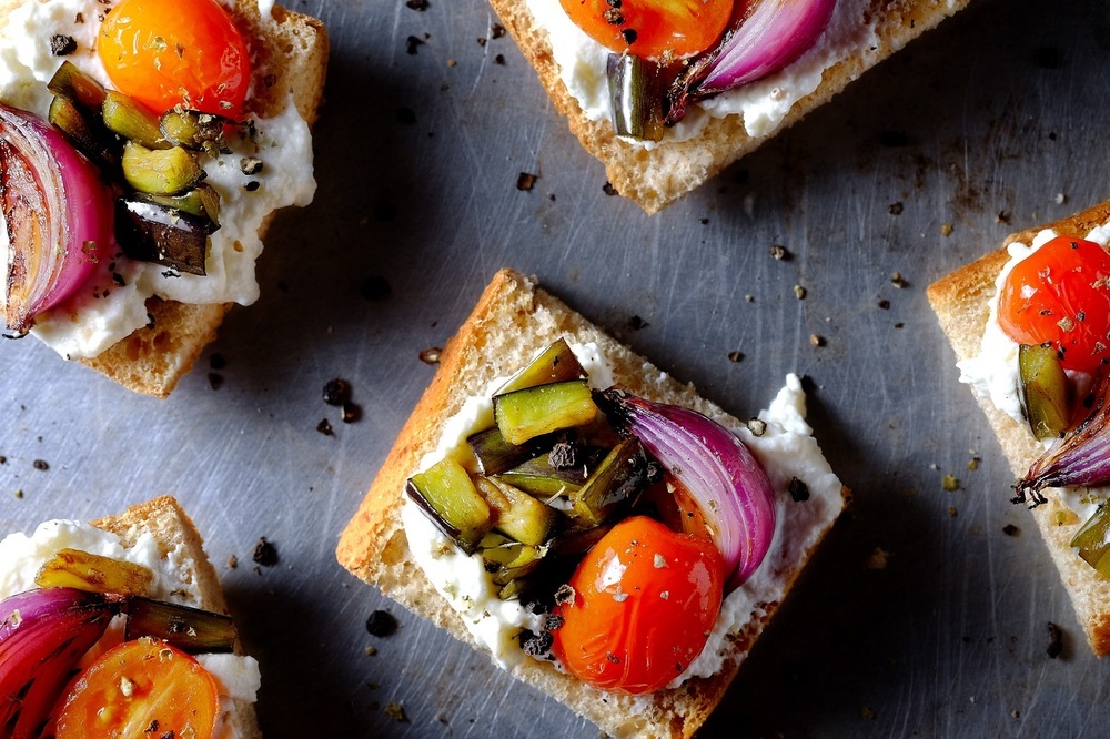 Grilled Veg and Almond Ricotta Crostinis de MyNutriCounter - Recipefy
