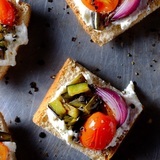 Grilled-vegetable-crostinis