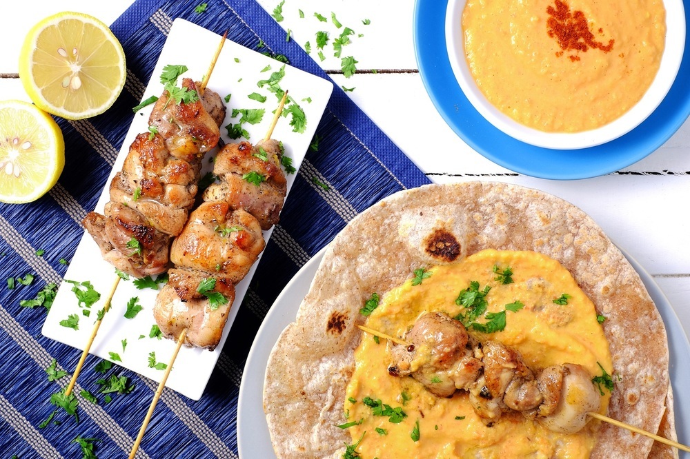 Quick Chicken Souvlakis with Roasted Pepper Hummus of MyNutriCounter - Recipefy