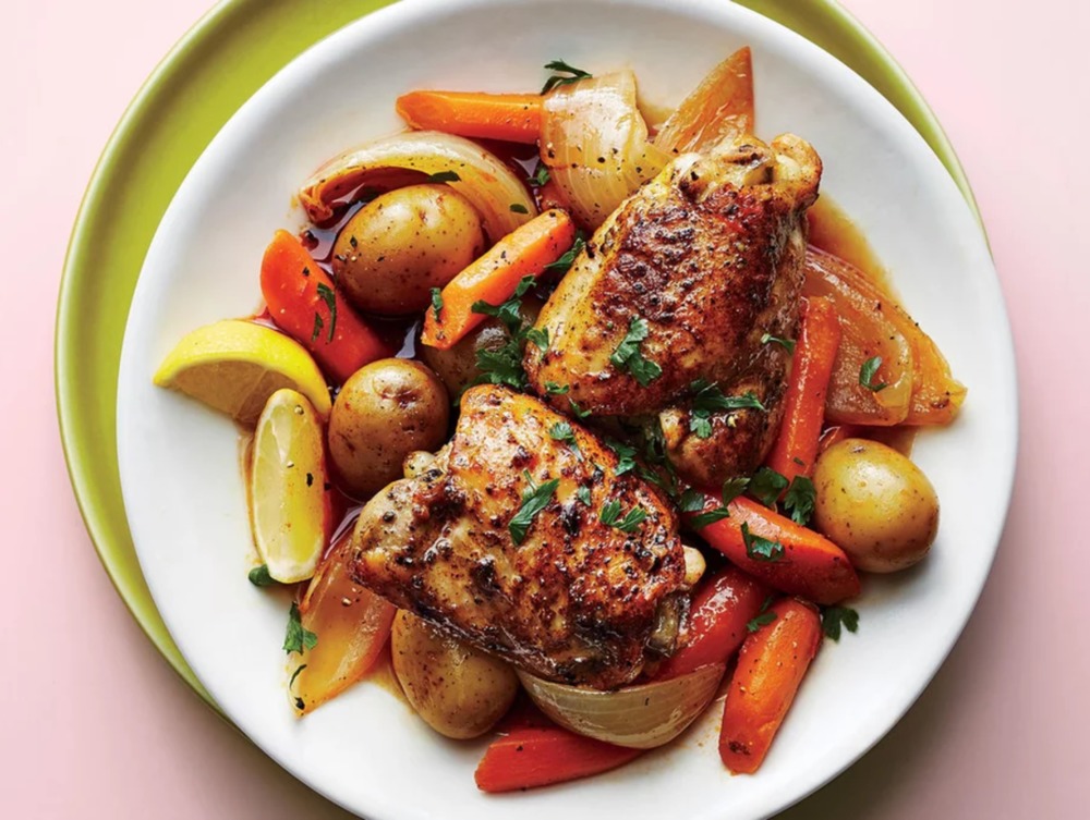 Slow cooker chicken thighs with harissa vegetables of Sara Meyer - Recipefy