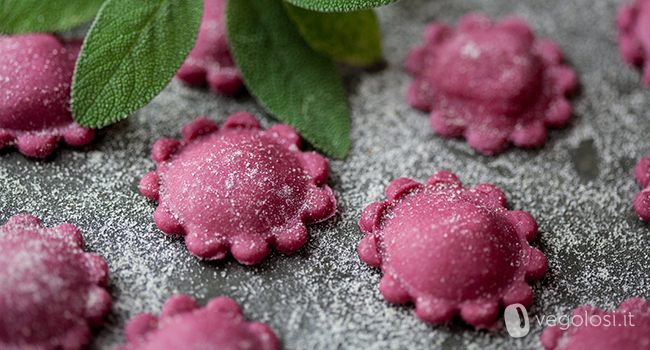 Ravioli vegan alla barbabietola ripieni di patate alla salvia di Valentina - Recipefy