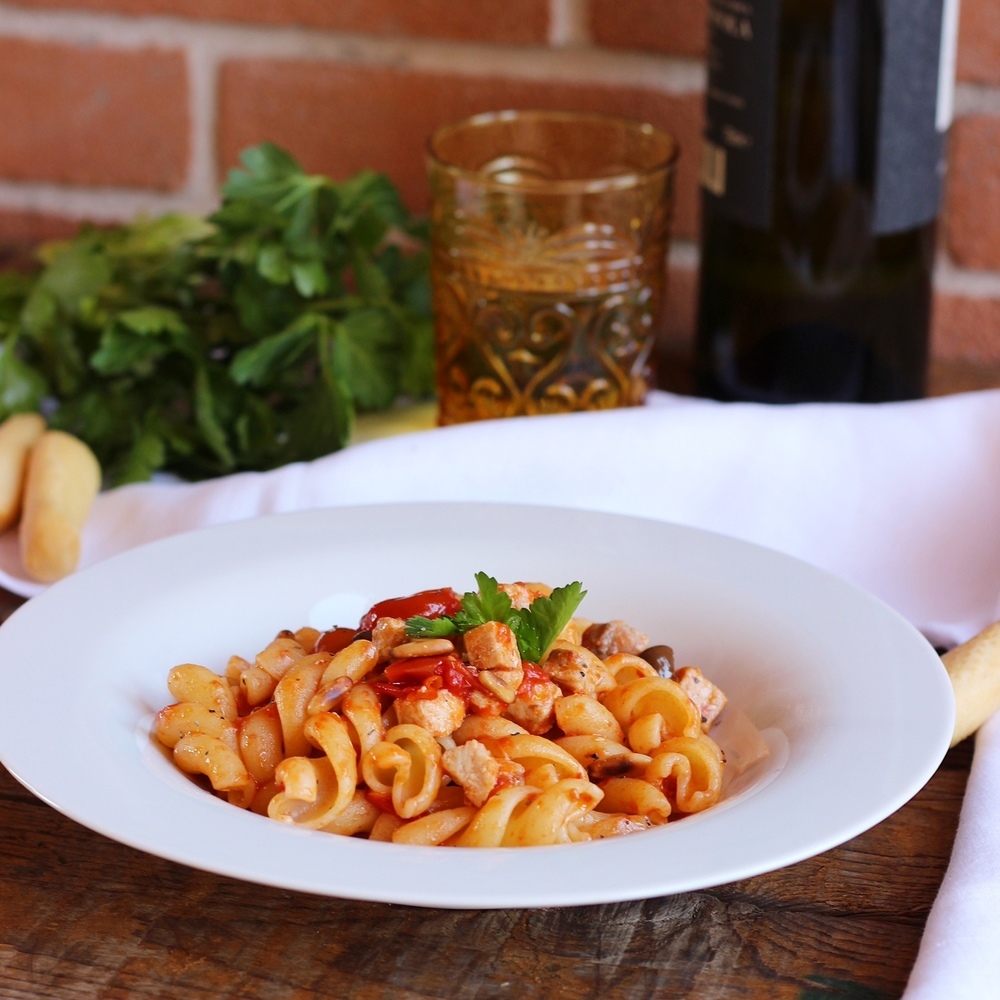 Gran fusilli con pesce spada, pomodorini pachino, olive taggiasche e pinoli de tiziana - Recipefy