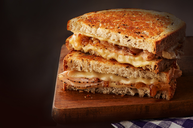 Grilled Swiss Cheese, Turkey and Caramelized Onion Sandwich de Schalene Dagutis - Recipefy