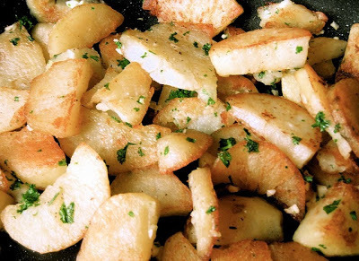 Potatoes with garlic (Potate Sarladaise) - Traditional French Recipe de Adon Djov - Recipefy