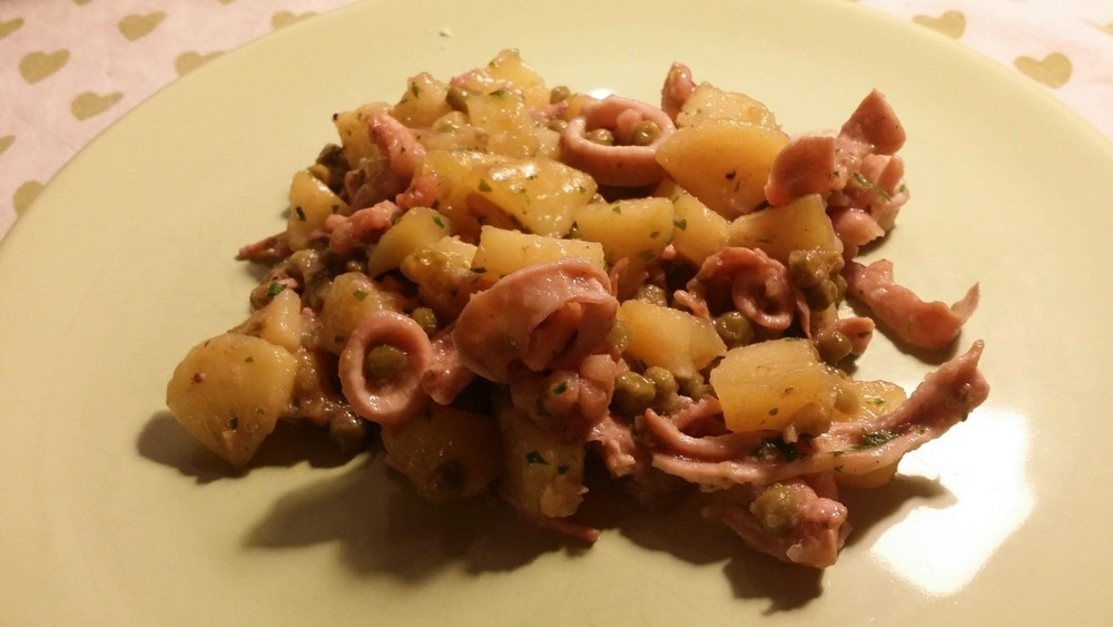TOTANI IN UMIDO CON PATATE E PISELLI (E POMODORI SE VOLETE) de Marina Marini - Recipefy