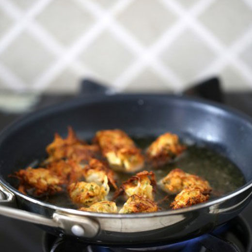 TANGY ONION AND CHILI BHAJIAS {PAKORAS/FRITTERS} of Kanika Katyal - Recipefy