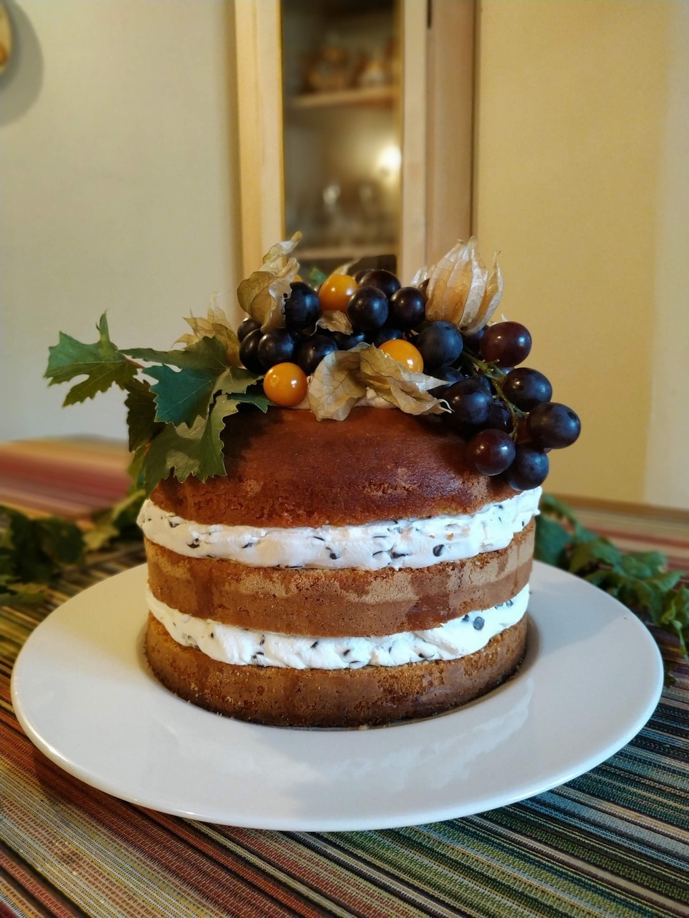 Naked cake autunnale con crema di ricotta e gocce di cioccolato of ELISA ORLANDI - Recipefy