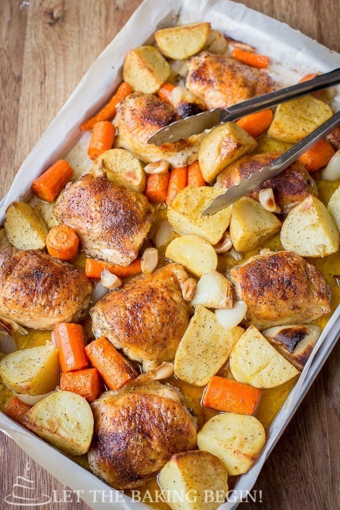 Roasted chicken thighs and root vegetables of Sara Meyer - Recipefy