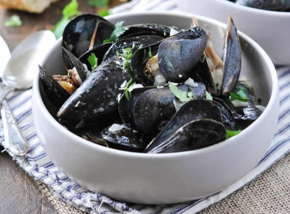 Steamed Mussels in Garlic and Herb Wine Sauce of Schalene Dagutis - Recipefy