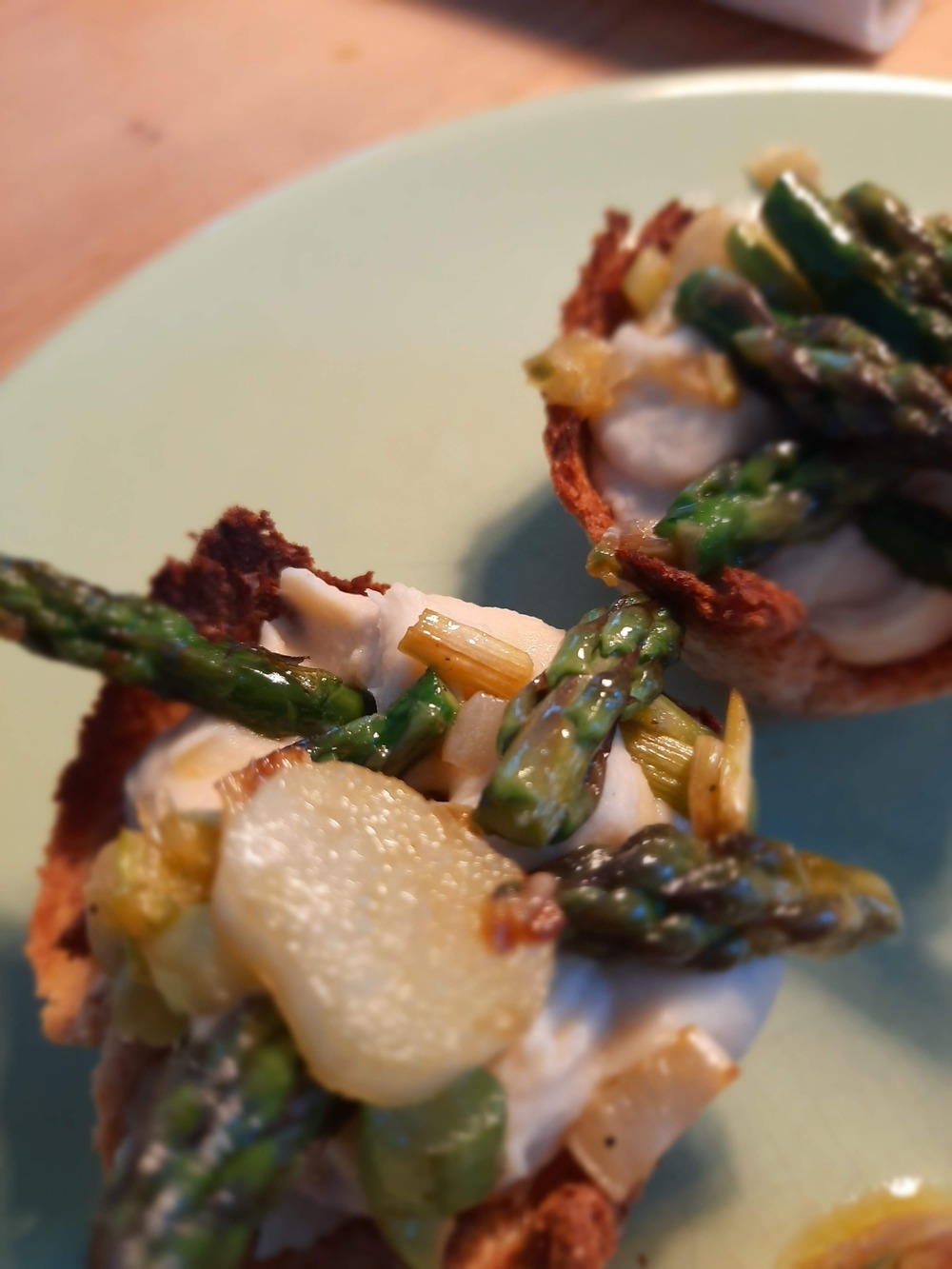 CESTINI DI PANE CON CREMA DI CANNELLINI E ASPARAGI de Marina Marini - Recipefy