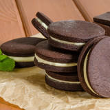 Chocolate-cookies-with-butter-cream-homemade-oreo-cookies-with-glass-milk_114420-234