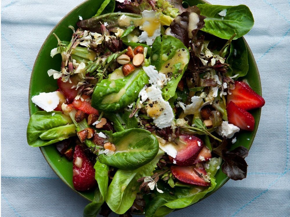 Baby Lettuces with Feta, Strawberries and Almonds of Kelly Barton - Recipefy