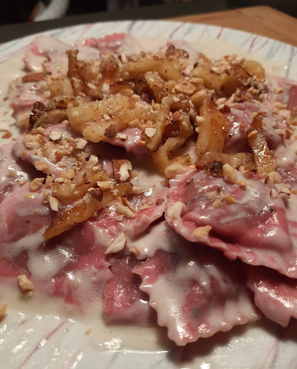 ravioli di radicchio con crema di gorgonzola pere mele e nocciole di Marina Marini - Recipefy