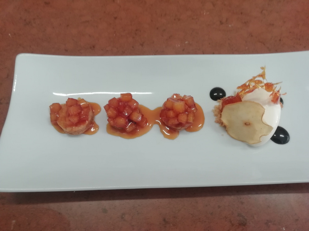 MINI TATIN, HELADO DE VAINILLA SOBRE CRUMBLE ORO, CRUJIENTE DE MANZANA Y SALSA DE CACAO de Grupo 3 pastelería 2DC - Recipefy