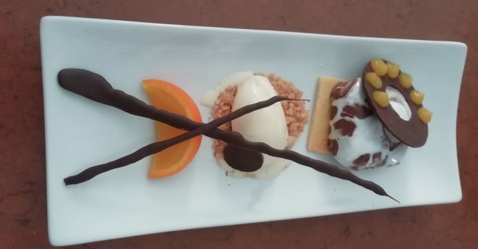 Semifrío de chocolate con núcleo de naranja, glaseado con craquelado y helado de menta di Grupo 3 pastelería 2DC - Recipefy