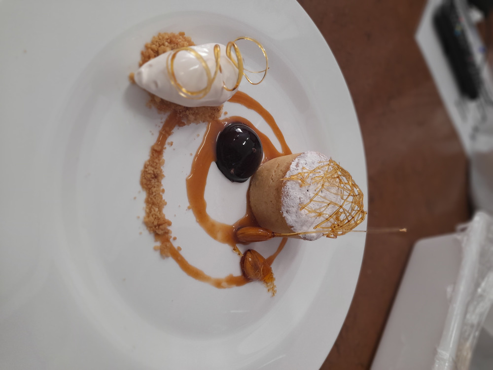 Mini tarta de Santiago con bavaroise de dulce de leche glaseado y helado de whisky di Grupo 3 pastelería 2DC - Recipefy