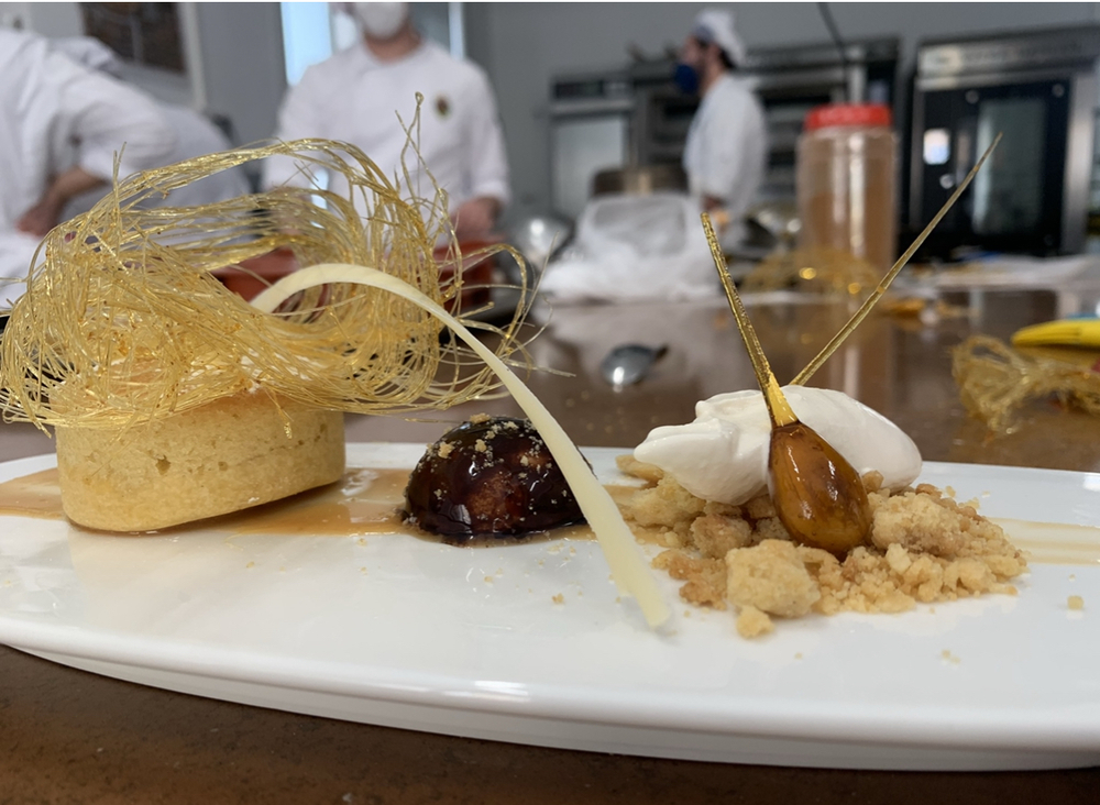 TARTA DE SANTIAGO CON SEMIFRIO DE DULCE DE LECHE CON BAÑO DE COLOR y HELADO DE WHYSKY  of Andrea García Moreno - Recipefy