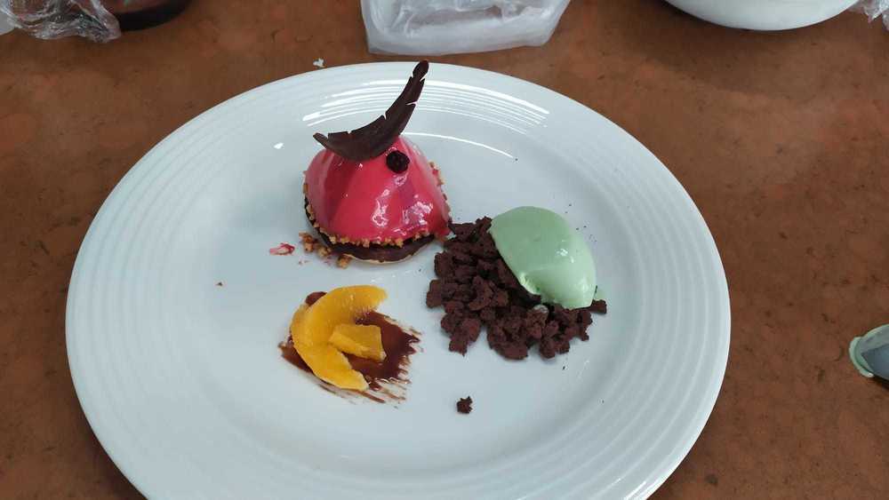 Bavaroise de chocolate, glaseado brillante craquelado y helado de menta of Francisco Javier Perez Guirado - Recipefy