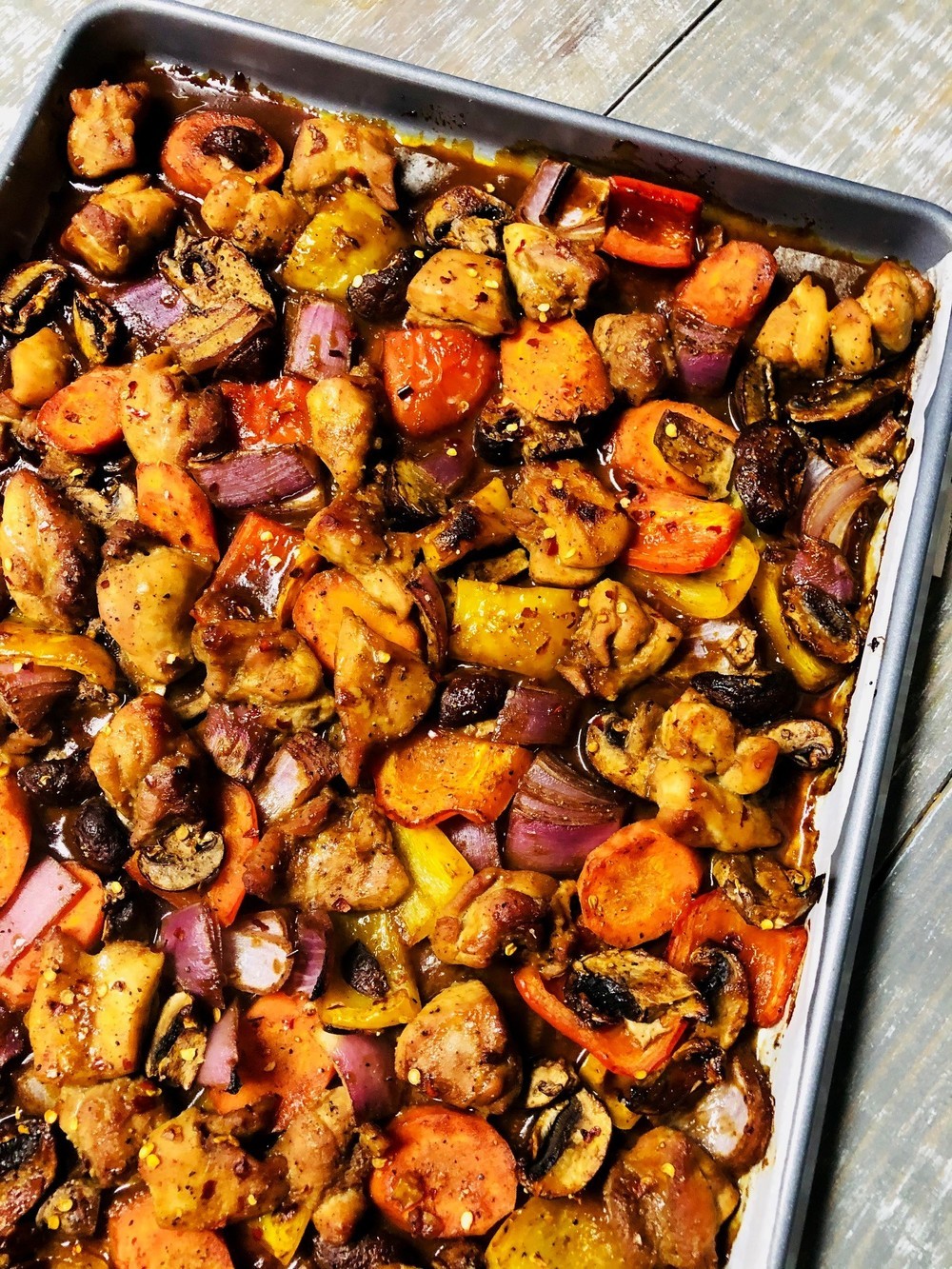 Hoison Sriracha Sheet Pan Chicken di Michele Poole - Recipefy
