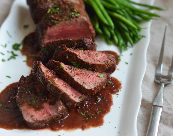 Roast Beef Tenderloin with Red Wine Sauce de Kelly Barton - Recipefy
