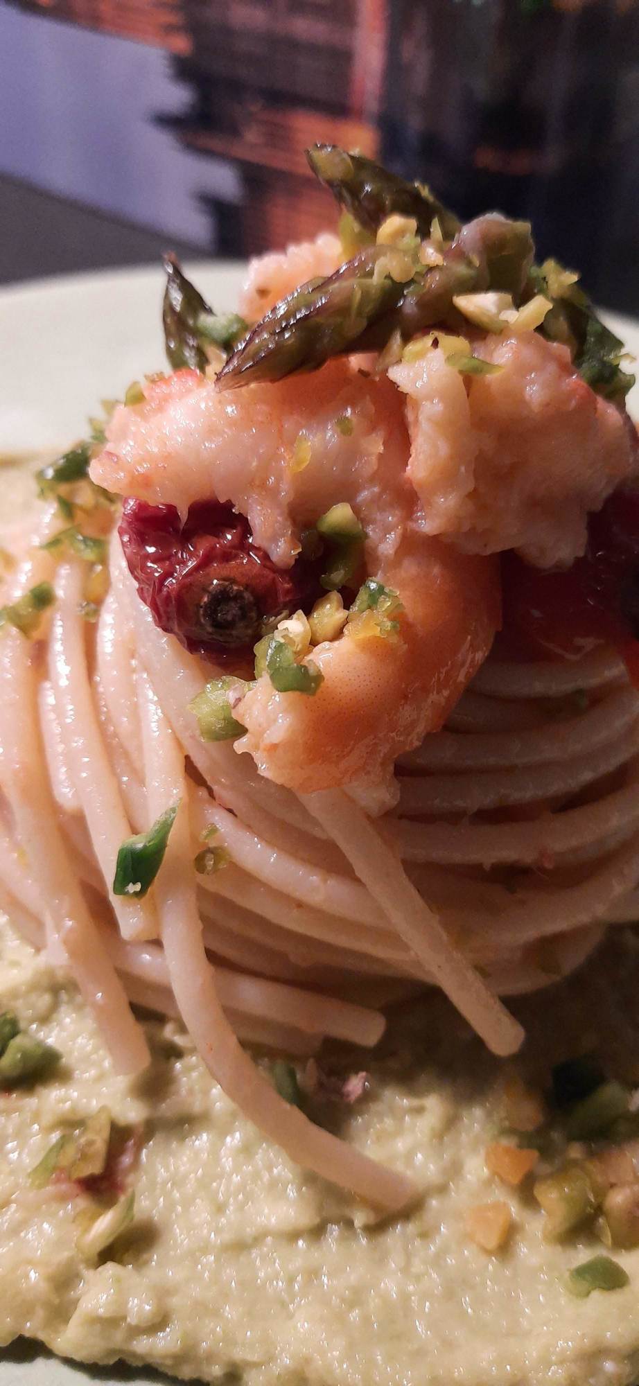 spaghettoni al pesto di asparagi con mazzancolle e pomodorini seccchi di Marina Marini - Recipefy
