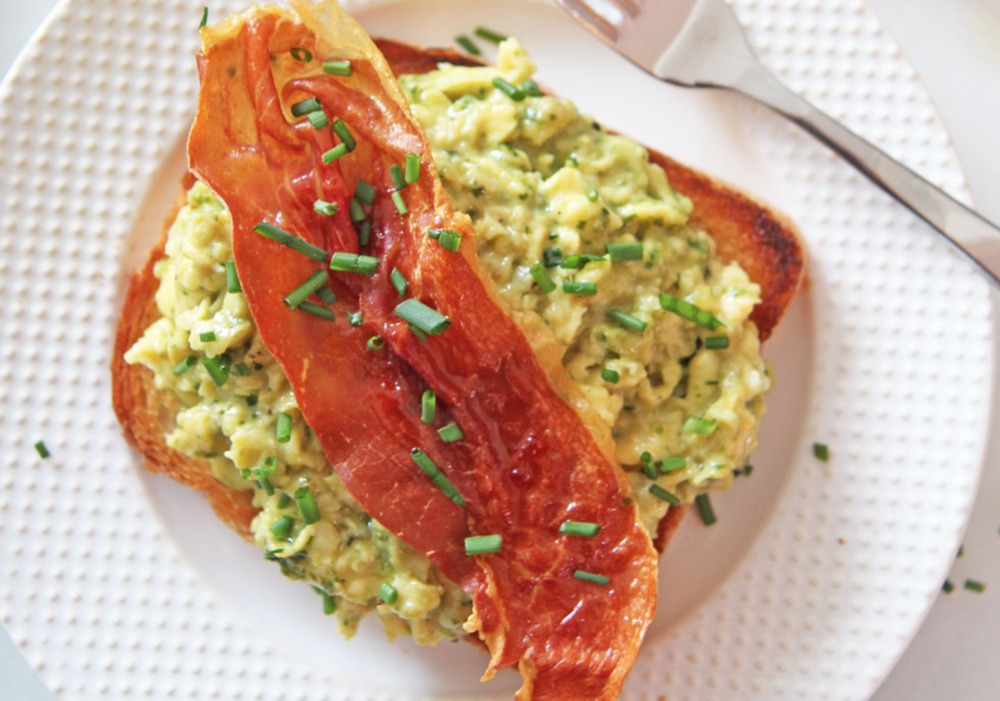 Pesto Scrambled Eggs and Crispy Prosciutto de Schalene Dagutis - Recipefy